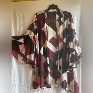 Torrid CHIFFON CIRCLE SLEEVE KIMONO in white geo print size 1/2 or 14-20